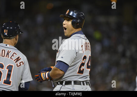 Tigers de Detroit' Miguel Cabrera réagit après avoir frappé un simple scoring Austin Jackson lors de la cinquième manche contre les White Sox de Chicago au U.S. Cellular Field le 12 septembre 2012 à Chicago. UPI/Brian Kersey Banque D'Images