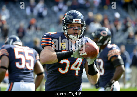 Chicago Bears milieu linebacker Brian Urlacher se réchauffe avant le match contre les Rams de Saint-Louis à Soldier Field, le 23 septembre 2012 à Chicago. UPI/Brian Kersey Banque D'Images
