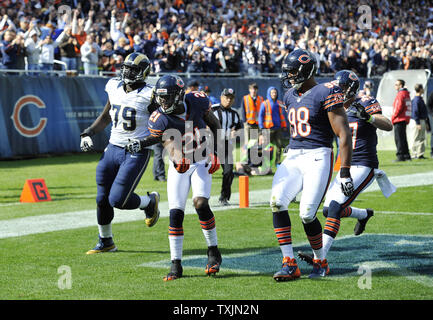 Coffre fort Chicago Bears Major Wright (21), fin défensive Corey Wootton (98) et Chris sécurité gratuit Conte célébrer Wright's 45-yard retour d'interception pour un touché comme Saint Louis Rams attaquer offensive Barry Richardson se trouve dans la zone des buts au cours du quatrième trimestre à Soldier Field, le 23 septembre 2012 à Chicago. Les ours a gagné 23-6. UPI/Brian Kersey Banque D'Images