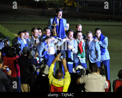 L'Europe de l'équipe de l'équipe capitaine palan Europe le capitaine Jose Maria Olazabal de l'Espagne sur leurs épaules comme ils posent pour des photos à la 39e Ryder Cup à Medinah Country Club le 30 septembre 2012 à Médine, l'Illinois. L'Europe de l'équipe a défait l'équipe américaine 14 1/2 à 13 1/3 points. UPI/Brian Kersey Banque D'Images