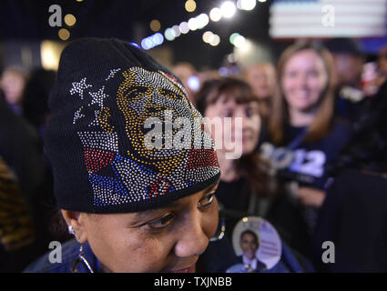 Le président Barack Obama supporter porte un chapeau Obama tout en regardant des résultats au cours de son élection nuit cas à Chicago le 6 novembre 2012. UPI/Brian Kersey Banque D'Images