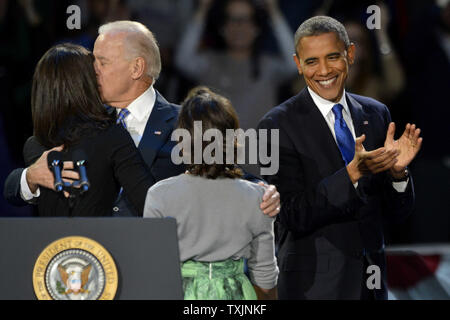 Le président Barack Obama (R) applaudes Vice-président Joe Biden et Obama's hugs filles Sasha et Malia (L) après son élection nuit discours à Chicago le 6 novembre 2012. Obama a défait l'ancien gouverneur du Massachusetts Mitt Romney pour gagner un autre mandat de quatre ans comme président. UPI/Kevin Dietsch Banque D'Images