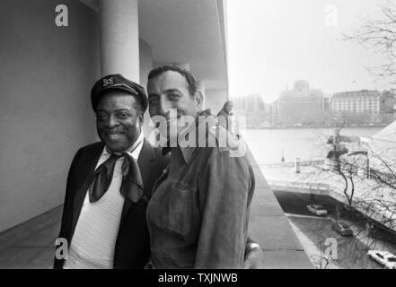 Band-leader Count Basie et chanteur Tony Bennett en faisant une pause au cours de répétitions sur la tournée avec Frank Sinatra. Banque D'Images