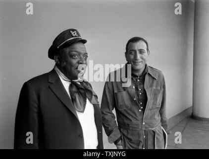 Band-leader Count Basie et chanteur Tony Bennett en faisant une pause au cours de répétitions sur la tournée avec Frank Sinatra. Banque D'Images