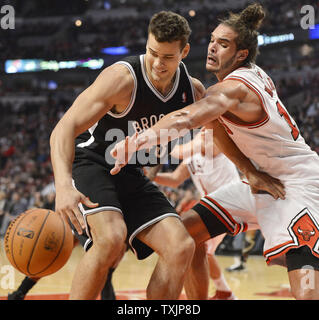 Centre des Chicago Bulls Joakim Noah (R) frappe la balle loin de Brooklyn Nets Kris Humphries l'avant au cours du premier trimestre à l'United Center le 15 décembre 2012 à Chicago. UPI/Brian Kersey Banque D'Images