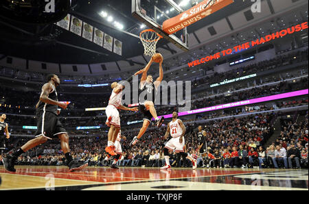 Avant Chicago Bulls Taj Gibson (L) fautes Brooklyn Nets avant Kris Humphries comme il conduit au panier au cours du premier trimestre à l'United Center le 15 décembre 2012 à Chicago. UPI/Brian Kersey Banque D'Images