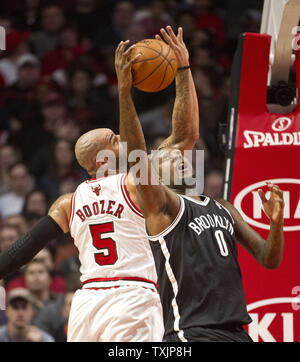 Brooklyn Nets avant Andray Blatche (R) et Chicago Bulls Carlos Boozer pour aller de l'avant un rebond au cours du premier trimestre à l'United Center le 15 décembre 2012 à Chicago. UPI/Brian Kersey Banque D'Images