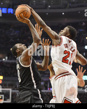 Chicago Bulls avant Jimmy Butler (R) bloque le tir de l'avant des filets de Brooklyn Andray Blatche au cours du premier trimestre à l'United Center le 15 décembre 2012 à Chicago. UPI/Brian Kersey Banque D'Images