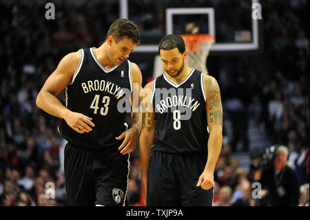 Brooklyn Nets avant Kris Humphries (L) et Deron Williams garde parlez pendant une temporisation au quatrième trimestre à l'United Center le 15 décembre 2012 à Chicago. Les Bulls a gagné 83-82. UPI/Brian Kersey Banque D'Images