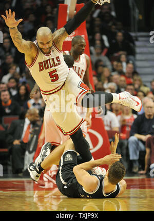 Chicago Bulls avant Carlos Boozer (5) voyages pendant Brooklyn Nets avant Kris Humphries au cours du quatrième trimestre à l'United Center le 15 décembre 2012 à Chicago. Les Bulls a gagné 83-82. UPI/Brian Kersey Banque D'Images
