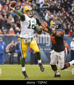 Green Bay Packers quarterback Aaron Rodgers (L) jette comme à l'extérieur de Chicago Bears secondeur Lance Briggs pressions au cours du deuxième trimestre à Soldier Field, le 16 décembre 2012 à Chicago. UPI/Brian Kersey Banque D'Images