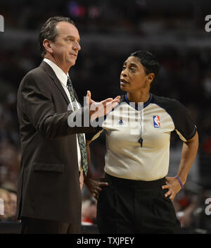 Milwaukee Bucks entraîneur en chef Jim Boylan (L) parle avec Violet arbitre Palmer au quatrième trimestre contre les Chicago Bulls à l'United Center de Chicago le 9 janvier 2013. Boylan a remplacé Scott Skiles comme entraîneur-chef après le 'mBucks Skiles et conditions convenues d' à la partie des moyens plus tôt cette semaine. L'argent gagné 104-96. UPI/Brian Kersey Banque D'Images
