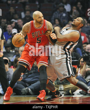 Chicago Bulls avant Carlos Boozer (L) les postes jusqu'au centre de San Antonio Spurs Boris Diaw au cours du premier trimestre à l'United Center de Chicago le 11 février 2013. UPI/Brian Kersey Banque D'Images