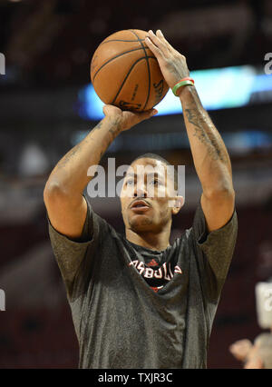 Chicago Bulls Derrick Rose garde fonctionne avant le match contre les filets de Brooklyn à l'United Center de Chicago le 2 mars 2013. Rose se remet d'une chirurgie du genou et n'a pas joué cette saison. UPI/Brian Kersey Banque D'Images