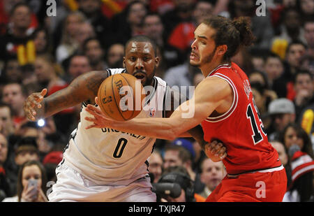 Centre des Chicago Bulls Joakim Noah (R) fautes Brooklyn Nets avant Andray Blatche au cours du troisième trimestre au United Center de Chicago le 2 mars 2013. Les Bulls a gagné 96-85. UPI/Brian Kersey Banque D'Images