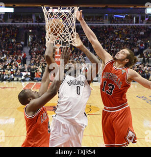 Brooklyn Nets avant Andray Blatche (C) va jusqu'à un tir comme Chicago Bulls Luol Deng marche avant (L) et le centre Joakim Noah défendre au cours du troisième trimestre au United Center de Chicago le 2 mars 2013. Les Bulls a gagné 96-85. UPI/Brian Kersey Banque D'Images