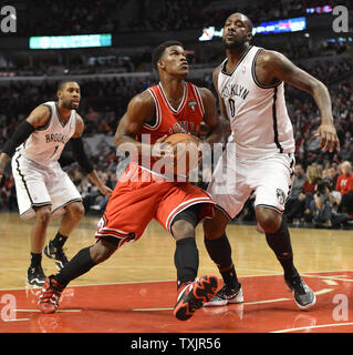 Chicago Bulls avant Jimmy Butler (L) disques durs sur Brooklyn Nets avant Andray Blatche au cours du quatrième trimestre à l'United Center de Chicago le 2 mars 2013. Les Bulls a gagné 96-85. UPI/Brian Kersey Banque D'Images