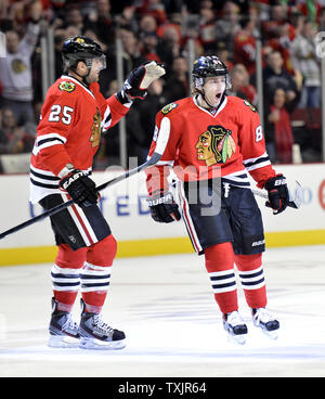 L'aile droite des Blackhawks de Chicago Viktor Stalberg (L) et l'aile droite Patrick Kane célébrer Kane a pour objectif au cours de la deuxième période contre les Oilers d'Edmonton à l'United Center de Chicago le 10 mars 2013. UPI/Brian Kersey Banque D'Images