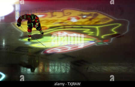 L'aile droite des Blackhawks de Chicago Patrick Kane patins sur la glace avant le match contre les Kings de Los Angeles l'United Center de Chicago le 25 mars 2013. UPI/Brian Kersey Banque D'Images