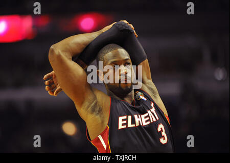 Miami Heat guard Dwyane Wade s'étend avant le match contre les Chicago Bulls à l'United Center de Chicago le 27 mars 2013. UPI/Brian Kersey Banque D'Images