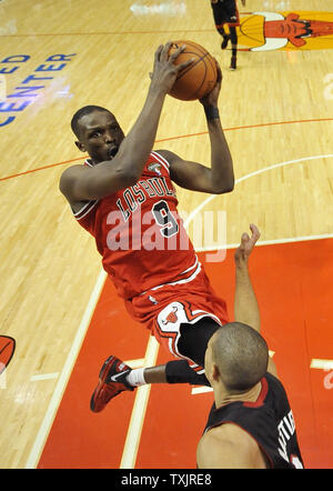 Chicago Bulls Luol Deng marche avant (9) va jusqu'à un tir comme Miami Heat en avant Shane Battier défend au cours de la seconde moitié à l'United Center de Chicago le 27 mars 2013. Les Bulls ont remporté 101-97. UPI/Brian Kersey Banque D'Images