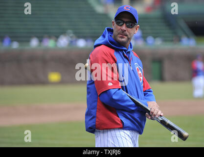 Chicago Cubs manager Dale Sveum se dresse sur le terrain au cours de la pratique au bâton avant les oursons d'ouverture à domicile contre les Milwaukee Brewers à Wrigley Field de Chicago le 8 avril 2013. UPI/Brian Kersey Banque D'Images