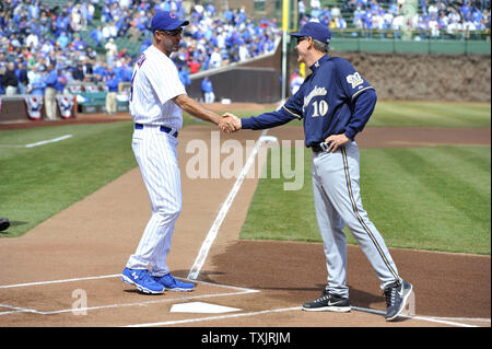 Chicago Cubs manager Dale Sveum (L), serre la main avec gestionnaire de Milwaukee Brewers Ron Roenicke avant les oursons d'ouverture à domicile à Wrigley Field de Chicago le 8 avril 2013. UPI/Brian Kersey Banque D'Images