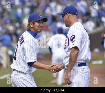 Chicago Cubs relief pitcher Kyuji Fujikawa du Japon (L), serre la main du manager Dale Sveum comme il est présenté à l'oursons d'ouverture à domicile contre les Milwaukee Brewers à Wrigley Field de Chicago le 8 avril 2013. UPI/Brian Kersey Banque D'Images