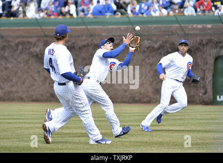 Le deuxième but des Cubs de Chicago Brent Laurence Nardon (C) capture un pop fly touchés par Jonathan Lucroy Milwaukee Brewers' comme premier but Anthony Rizzo (L) et droite fielder Nate Schierholtz se fermer sur la balle au cours de la deuxième manche à Wrigley Field de Chicago le 8 avril 2013. UPI/Brian Kersey Banque D'Images