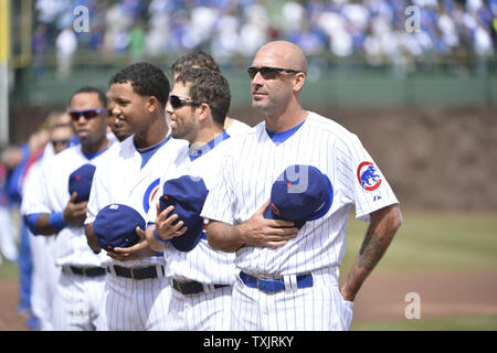 Chicago Cubs manager Dale Sveum se dresse sur le terrain pour le chant de 'Le Star Spangled Banner' avant leur ouverture à domicile contre les Milwaukee Brewers à Wrigley Field de Chicago le 8 avril 2013. UPI/Brian Kersey Banque D'Images