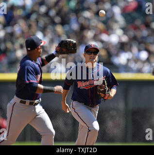 Le deuxième but des Twins de Minnesota Jamey Carroll (R) retourne la balle à l'arrêt-court Eduardo Escobar après une manche contre les White Sox de Chicago au U.S. Cellular Field de Chicago le 21 avril 2013. Les Jumeaux a gagné 5-3. UPI/Brian Kersey Banque D'Images