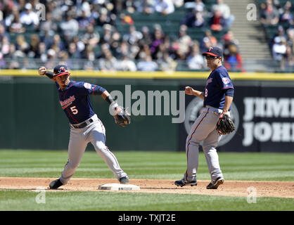 L'arrêt-court des Twins de Minnesota Eduardo Escobar (L) fait tourner un double jeu sur une balle au sol par les White Sox de Chicago's Dewayne Wise comme second sous Jamey Carroll se dresse sur le terrain au cours de la troisième manche au U.S. Cellular Field de Chicago le 21 avril 2013. White Sox de Chicago's Tyler Flowers était à la deuxième base sur le jeu. Les Jumeaux a gagné 5-3. UPI/Brian Kersey Banque D'Images
