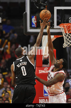 Filets de Brooklyn center Andray Blatche (L) va jusqu'à un tir en tant que centre de Chicago Bulls Nazr Mohammed défend au cours du troisième trimestre de jeu 3 de la NBA lors de la finale de conférence de l'Est 2013 finales de NBA à l'United Center de Chicago le 25 avril 2013. Les Bulls ont remporté 79-76 et laisse le meilleur des sept séries 2-1. UPI/Brian Kersey Banque D'Images