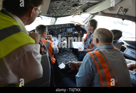 United et Boeing employés à effectuer un contrôle de la masse sur un Boeing 787 Dreamliner après un vol de Houston à l'aéroport international O'Hare à Chicago le 20 mai 2013. Le Houston-à-vol Chicago a atterri sans incident et a marqué la remise en service de United à 100 Dreamliners après l'avion a été retenu pendant 100 jours par l'aviation de la réglementation dans le monde en raison de la surchauffe des batteries à bord. UPI/Brian Kersey Banque D'Images