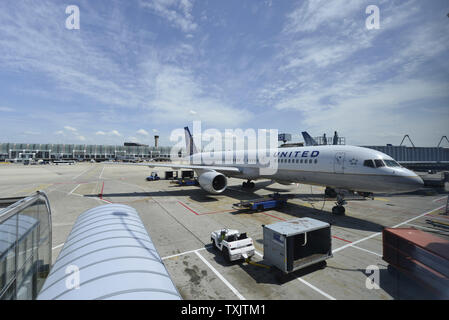 Un avion de United Airlines se trouve à un point d'accès à l'aéroport international O'Hare à Chicago le 20 mai 2013. UPI/Brian Kersey Banque D'Images