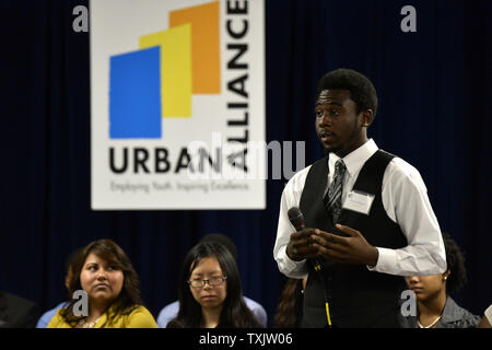 Steven O'Neal Jr., un étudiant participant à l'Alliance urbaine, raconte la Première Dame Michelle Obama, Rahm Emanuel, Maire de Chicago et Chicago Première Dame Amy règle au sujet de ses expériences dans le programme au Columbia College à Chicago le 18 juillet 2013. Avec sa visite, la Première Dame s'emploie à attirer l'attention sur des programmes comme l'Alliance urbaine qui est une année d'éducation au choix de carrière et d'emploi pour les seniors de lycée qui offre des stages rémunérés, la formation formelle, et de l'encadrement. UPI/Brian Kersey Banque D'Images