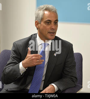 Le maire de Chicago Rahm Emanuel parle avec les étudiants impliqués avec Alliance urbaine au Columbia College à Chicago le 18 juillet 2013. Le maire a été rejoint par son épouse, la Première Dame de Chicago Règle Amy et la Première Dame Michelle Obama, qui, avec sa visite, cherche à attirer l'attention sur des programmes comme l'Alliance urbaine qui est une année d'éducation au choix de carrière et d'emploi pour les seniors de lycée qui offre des stages rémunérés, la formation formelle, et de l'encadrement. UPI/Brian Kersey Banque D'Images