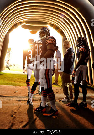 L'extérieur de Chicago Bears secondeur Lance Briggs s'apprête à exécuter sur le terrain avant le match contre les Giants de New York à Soldier Field, à Chicago le 10 octobre 2013. UPI/Brian Kersey Banque D'Images