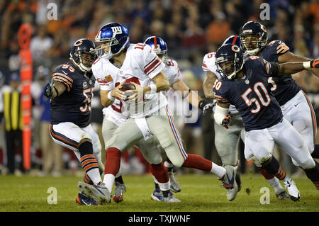 L'extérieur de Chicago Bears secondeur Lance Briggs (L) New York Giants sacs quarterback Eli Manning (C) pour une perte de 7 verges que Chicago Bears secondeur extérieur James Anderson poursuit les jouer pendant le troisième trimestre à Soldier Field, à Chicago le 10 octobre 2013. Les ours défait les géants 27-21. UPI/Brian Kersey Banque D'Images