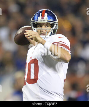 New York Giants quarterback Eli Manning lance au cours du troisième trimestre contre l'ours de Chicago à Soldier Field, à Chicago le 10 octobre 2013. Les ours défait les géants 27-21. UPI/Brian Kersey Banque D'Images