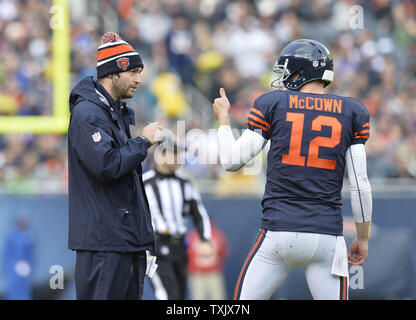 Chicago Bears quarterback Josh McCown (R) donne aux blessés quarterback Jay Cutler (6) une thumbs-up pendant un délai d'attente au cours du deuxième trimestre contre les Ravens de Baltimore à Soldier Field, à Chicago le 17 novembre 2013. UPI/Brian Kersey Banque D'Images