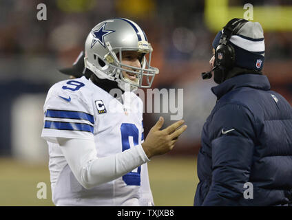 Le quart-arrière des Cowboys de Dallas Tony Romo (L) parle avec l'entraîneur-chef Dallas Cowboys Jason Garrett au cours du deuxième trimestre contre les Dallas Cowboys à Soldier Field, à Chicago le 9 décembre 2013. UPI/Brian Kersey Banque D'Images