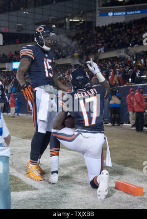 Ours de Chicago receveur Alshon Jeffery (R) et le receveur Brandon Marshall célébrer après Jeffery's une passe de touché de 25 verges au cours du deuxième trimestre contre les Dallas Cowboys à Soldier Field, à Chicago le 9 décembre 2013. UPI/Brian Kersey Banque D'Images
