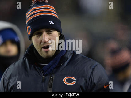 Chicago Bears blessés quarterback Jay Cutler se tient à l'écart au quatrième trimestre contre les Dallas Cowboys à Soldier Field, à Chicago le 9 décembre 2013. Les ours défait les cowboys 45-28. UPI/Brian Kersey Banque D'Images