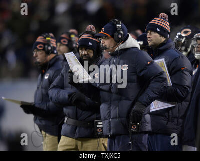 Ours de Chicago l'entraîneur-chef Marc Trestman (C) et de blessés quarterback Jay Cutler (R) se tenir à l'écart pendant le premier trimestre à Soldier Field, à Chicago le 9 décembre 2013. Les ours défait les cowboys 45-28. UPI/Brian Kersey Banque D'Images