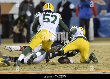 Ours de Chicago receveur Alshon Jeffery (17) fumbles après une réception de 12 verges au cours du deuxième trimestre contre les Packers de Green Bay à Soldier Field, à Chicago le 29 décembre 2013. UPI/Brian Kersey Banque D'Images