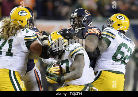 Chicago Bears nez attaquer Jérémie Ratliff (C) cesse de Green Bay Packers d'utiliser de nouveau Eddie Lacy (27) pour l'absence de gain au cours du quatrième trimestre à Soldier Field, à Chicago le 29 décembre 2013. Les Packers a vaincu les Bears 33-28, remportant la NFC North Division. UPI/Brian Kersey Banque D'Images