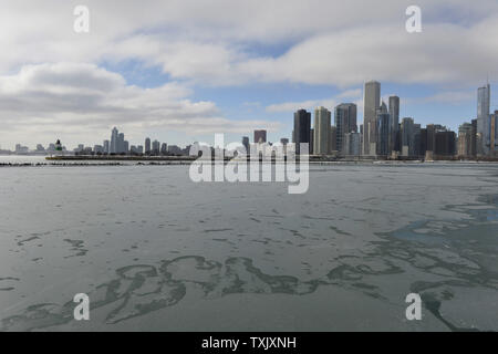 La glace se forme sur le lac Michigan à Chicago le 21 janvier 2014. Une nuit de tempête de plus d'un demi-pied de neige sur la région et a été suivie d'une autre masse d'air arctique apportant des températures proches de zéro degré Fahrenheit et un refroidissement éolien bien au-dessous. UPI/Brian Kersey Banque D'Images