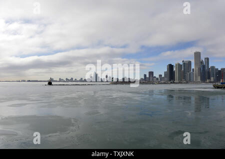 La glace se forme sur le lac Michigan à Chicago le 21 janvier 2014. Une nuit de tempête de plus d'un demi-pied de neige sur la région et a été suivie d'une autre masse d'air arctique apportant des températures proches de zéro degré Fahrenheit et un refroidissement éolien bien au-dessous. UPI/Brian Kersey Banque D'Images