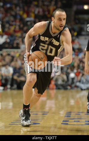 San Antonio Spurs Manu Ginobili garde durs au cours du quatrième trimestre contre les Chicago Bulls à l'United Center de Chicago le 11 mars 2014. Les Spurs défait les Bulls 104-96. UPI/Brian Kersey Banque D'Images